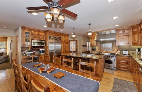 Big Bear Lake House | HUGE LAKE LODGE-6BD,4BATH, 5 KING BEDROOMS! LAKE VIEWS-WEEKLY DISCOUNTS! #5709