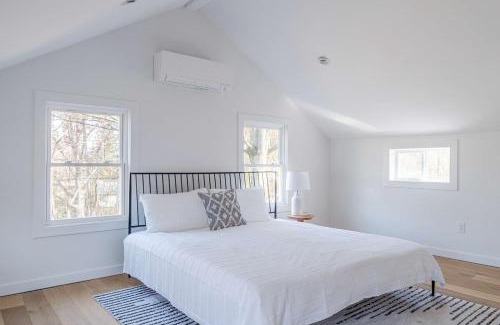 Rosendale House | Huge Modern Chalet on Trestle Trail New Paltz & Rosendale