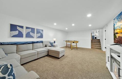 Coeur d'Alene House | HUGE Modern Family Home- Modern, Fully Stocked, Weekly Savings