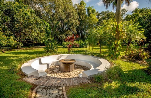 Jupiter Farms House | Huge Playroom, Jacuzzi, Fire Pit, Pool & Tiki Hut