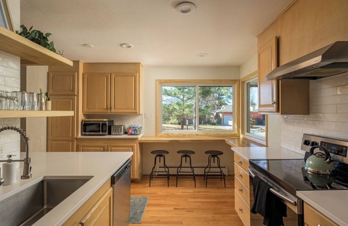 Goldsmith House | Huge secluded yard hot tub game room 5-15 min to DU, DTC, DT