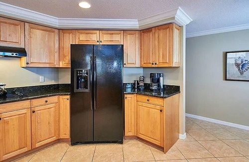 Redington Shores Condo | Huge Upscale Beachside Corner Condo: 2 Balconies, Pool, 2 HotTubs, Dog-Friendly