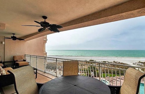 Redington Shores Condo | Huge Upscale Beachside Corner Condo: 2 Balconies, Pool, 2 HotTubs, Dog-Friendly