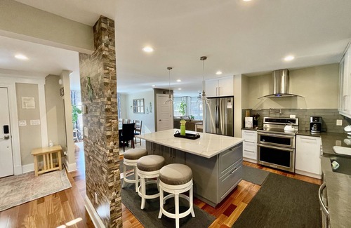 Stroudsburg House | Hummingbird Paradise in Pocono, hot tub,sauna,close to vineyards and ski resort