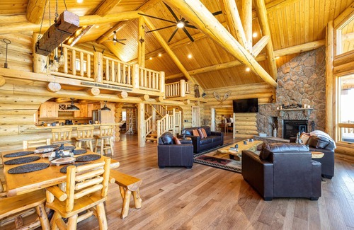 Fort Valley House | Humphreys Peak View Luxury Log Cabin