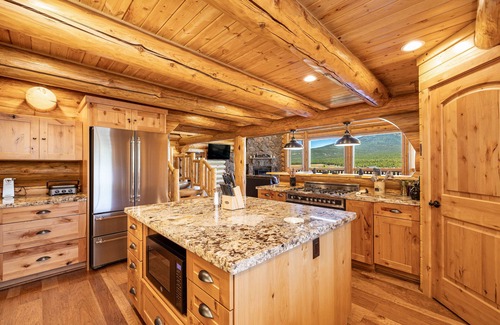 Fort Valley House | Humphreys Peak View Luxury Log Cabin