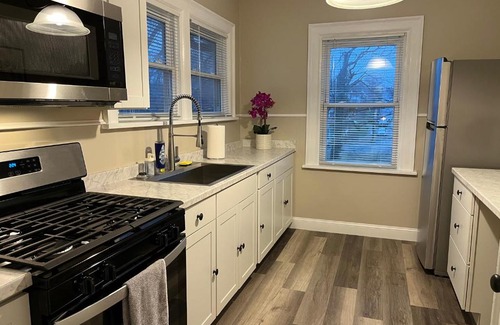 Norwood House | Hunter #2 Private One Bed near Xavier & Downtown