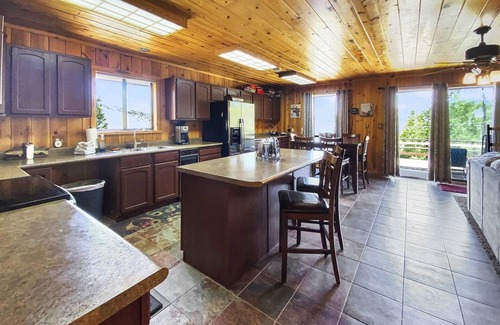 Mammoth Creek Cabin | Hunter`s Hideout Panguitch Lake - Lake views with space to explore