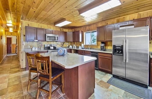 Mammoth Creek Cabin | Hunter`s Hideout Panguitch Lake - Lake views with space to explore