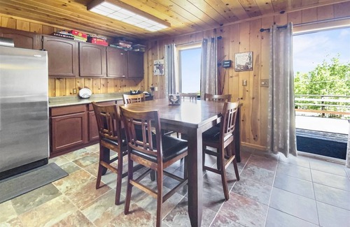 Mammoth Creek Cabin | Hunter`s Hideout Panguitch Lake - Lake views with space to explore