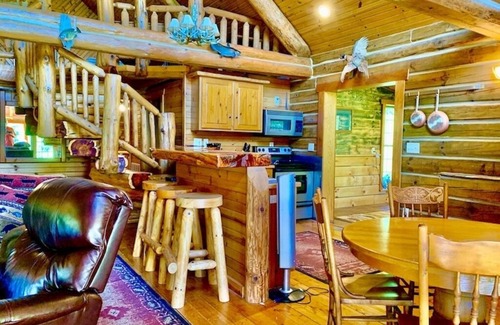 Dorchester Cabin | Hunters Hollow Lodge w/Outdoor Hot Tub