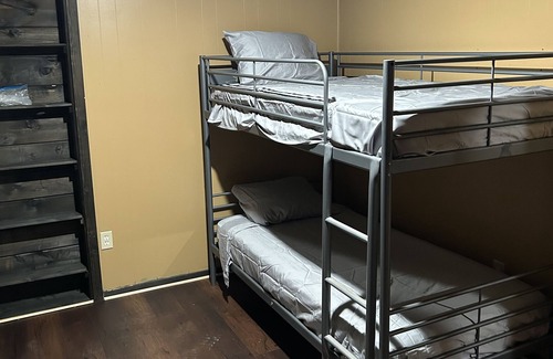 Howell House | Hunting lodge special 15 minutes from cache river NWR