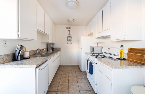 Huntington Beach Apartment | Huntington Beach 2BDR Long Term Stay 5min to Beach