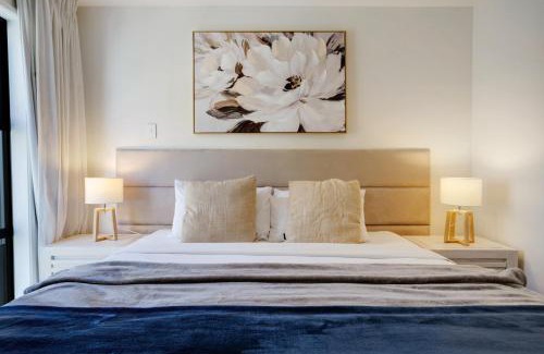 Auckland House | Huntington Townhouse with Patio and Parking