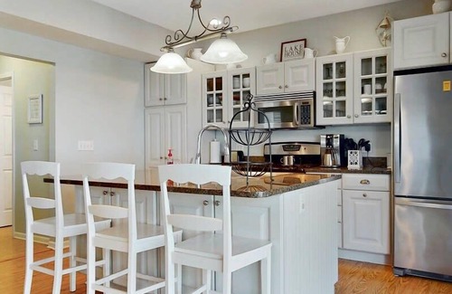 South Haven House | Huron Cottage, 3 Bedroom Near Downtown South Haven and Beach | Dog Pet Friendly