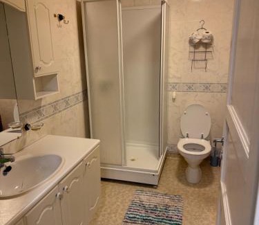 Lyngen House | Huset nært blåisvannet