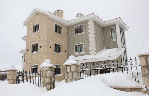 Al Arz Ski Chalet | Husky Rock - 2 Bedroom Chalet in the Basement