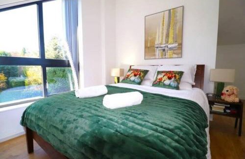 Botley Villa | Hutchcomb Villa, 4 Bed Luxury House,Oxford+Parking