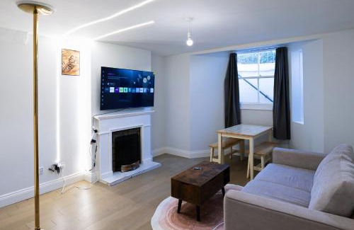 Kemptown Apartment | Hyacinth Apartments - Hot Tub Garden Escape - Adults only