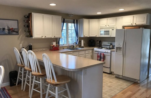 West Hyannisport House | Hyannis Family Retreat! 5 min to beach, 3 BR/2BA w/bunk beds, AC, beach pass.