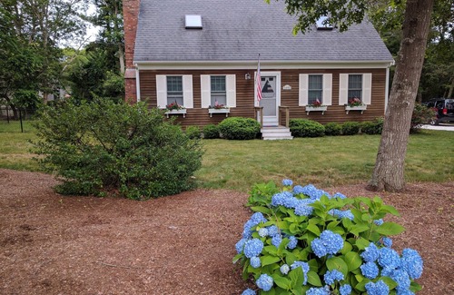 West Hyannisport House | Hyannis Family Retreat! 5 min to beach, 3 BR/2BA w/bunk beds, AC, beach pass.