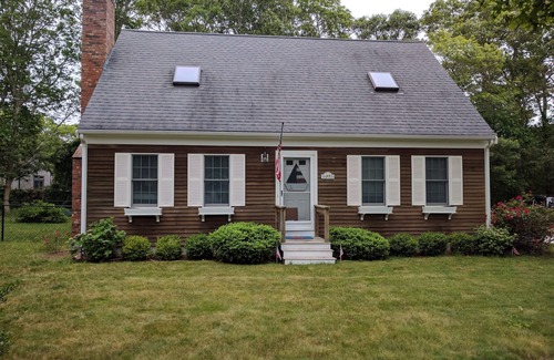 West Hyannisport House | Hyannis Family Retreat! 5 min to beach, 3 BR/2BA w/bunk beds, AC, beach pass.