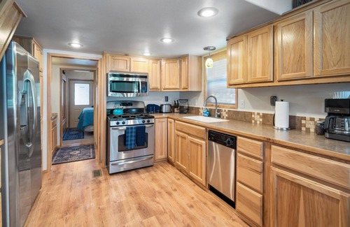 Ashland Apartment | Hyatt Prairie Cabin offers views and a two person Hot Tub! Both bedrooms have a queen size bed.