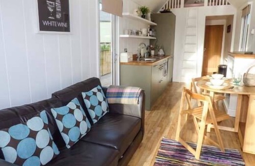 Lifton Ski Chalet | I-HUT, pet friendly, with hot tub in St Giles-On-The-Heath