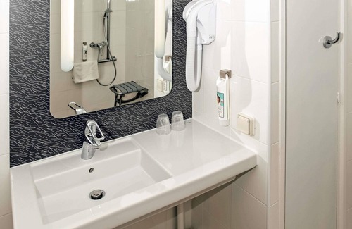 Costieres Hotel | ibis Nimes Ouest