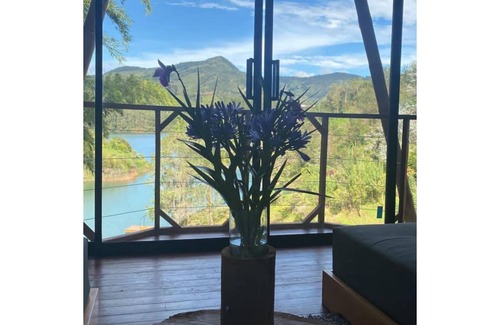 El Penol House | @ibukuhotel Cabin 1 Next to the Lake kayak, Jacuzzi