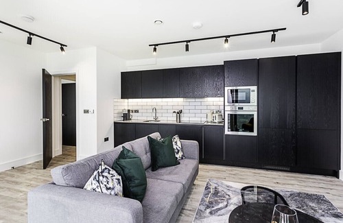 East Acton Apartment | Icon Tower Flat VIII