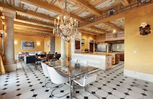 Hollywood Hills Apartment | Iconic Hollywood Escape with Pool Patio Luxury