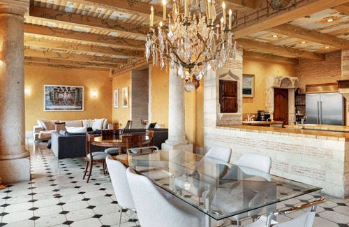 Hollywood Hills Apartment | Iconic Hollywood Escape with Pool Patio Luxury