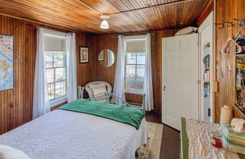 Plainwell Cabin | Iconic Lakehouse - Ivy Lodge - on Pine Lake