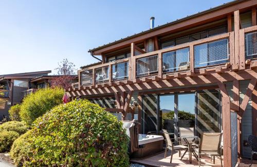 Kimball Junction Apartment | Iconic stay for 6 10 Min Drive to Base, Full Kitchen, Private Hot Tub, Restaurants Nearby!