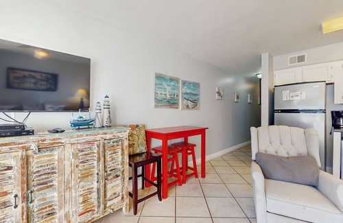 Orange Beach Condo | Ideal beachside getaway on ground floor with 3 pools - walk 600' to sand