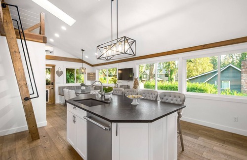 West Bellevue House | Ideal Bellevue location Remodeled 2 bdrm+separate ADU kitchen, Hot Tub & Garden