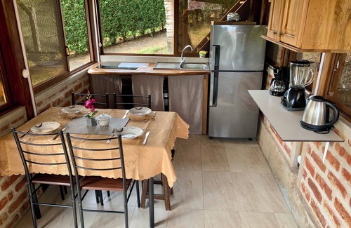 Jama Cabin | Ideal Cabaña con Piscina Desbordante, Vista al mar