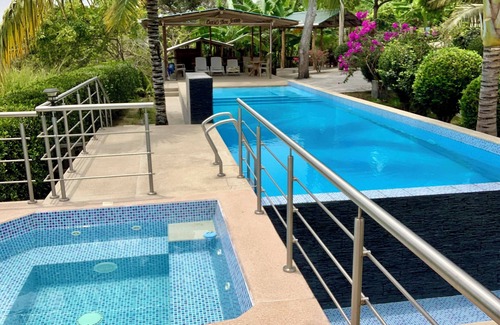 Jama Cabin | Ideal Cabaña con Piscina Desbordante, Vista al mar