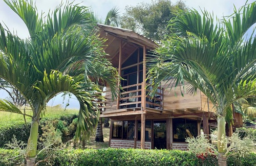 Jama Cabin | Ideal Cabaña con Piscina Desbordante, Vista al mar