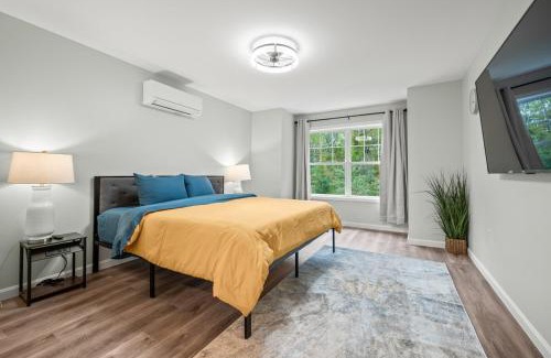 Maple Hill House | Ideal Family Stay Sleeps 20 in Bloomfield CT