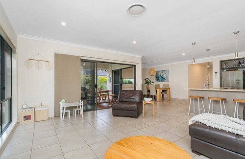 Pottsville House | Ideal for families or grab some friends & bring them along too!