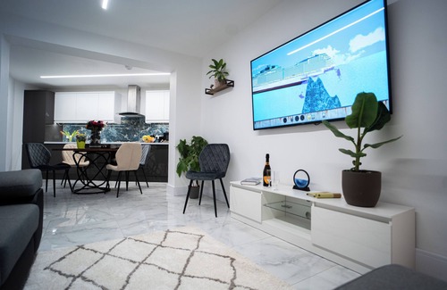 Bouvet Island House | Ideal for mid or long-term stays Dagenham.Modern 3 bedroom house, Parking/Garden