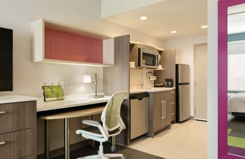 Williamsville Hotel | Ideal Location! 3 Classy Units, Onsite Pool, Free Breakfast, Pets Allowed!