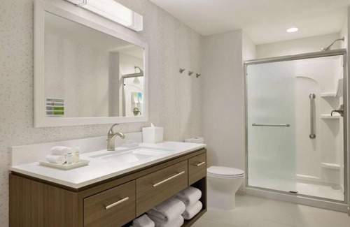 Williamsville Hotel | Ideal Location! 3 Classy Units, Onsite Pool, Free Breakfast, Pets Allowed!