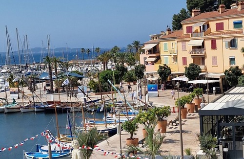 Sanary-sur-Mer Apartment | IDEAL LOCATION, CLOSE TO EVERYTHING; SPLENDID VIEW of the SEA and the POINTUS