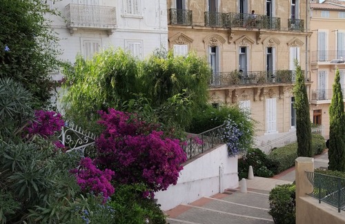 Sanary-sur-Mer Apartment | IDEAL LOCATION, CLOSE TO EVERYTHING; SPLENDID VIEW of the SEA and the POINTUS