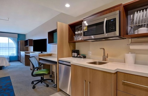 Florida Central Atlantic Coast Hotel | Ideal Mix of Comfort and Value! Swimming Pool, Pets Allowed, Kitchenette!