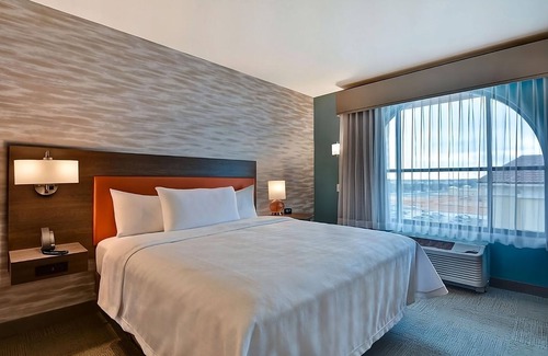 Florida Central Atlantic Coast Hotel | Ideal Mix of Comfort and Value! Swimming Pool, Pets Allowed, Kitchenette!