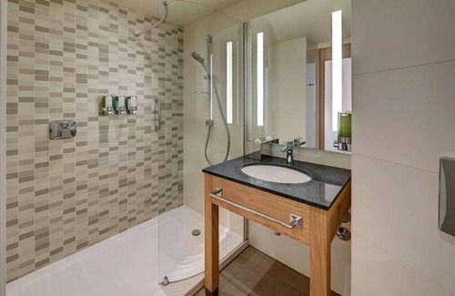 Mitte Hotel | Ideal Mix of Comfort and Value! 2 Centrally Located Units Steps Away From Berlin